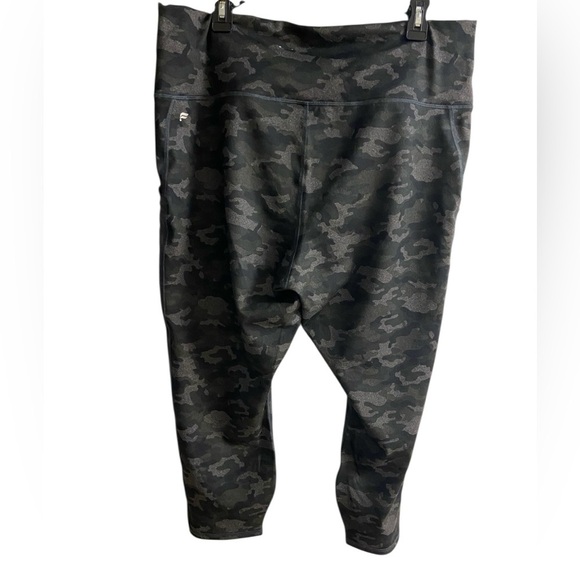 Fabletics power hold Mika high waisted pocket Capri leggings camo green 2X NWT - Picture 4 of 12